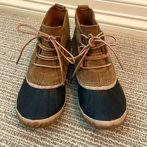 Sorel boots women’s 6, can fit a kids 5